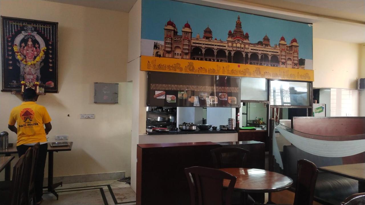 Hotel Vyshak International Maisur Dış mekan fotoğraf