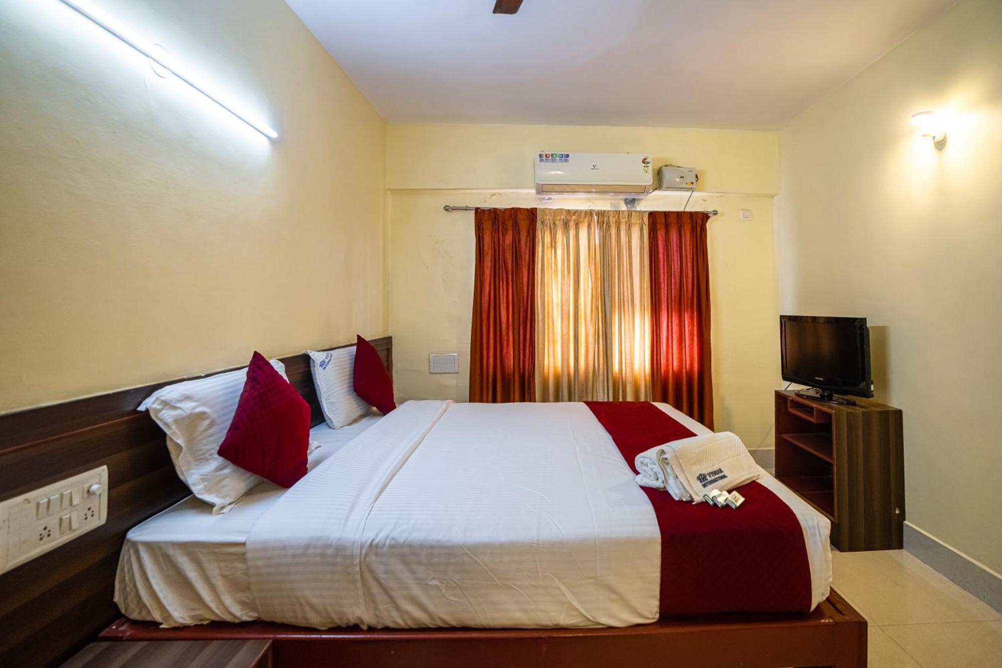 Hotel Vyshak International Maisur Oda fotoğraf